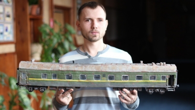 Черкаський історик виготовляє моделі військової техніки з картону та хліба