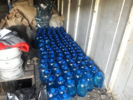 У жителя Черкас вилучили 110 п’ятилітрових пляшок з фальсифікованим алкоголем