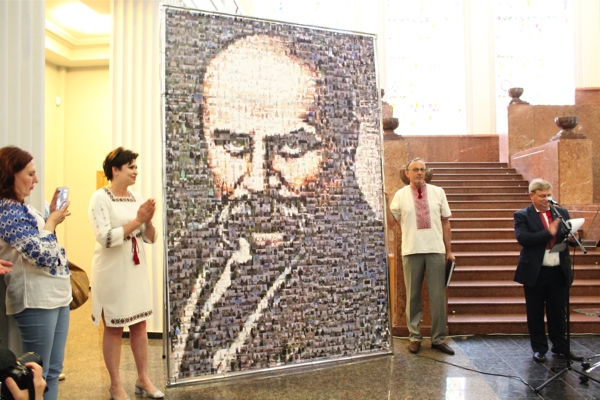 Портрет Шевченка з майже півтори тисячі фотографій об’єднали у велике панно
