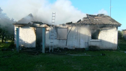 Жашківчанин обгорів, рятуючи власний будинок від пожежі