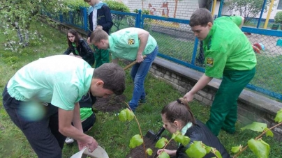 Учні Чигиринщини разом з лісівниками висадили декоративні кущі навколо свого НВК