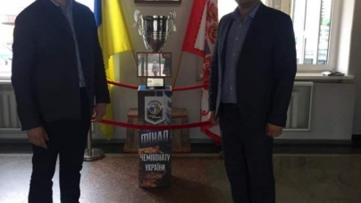Кубок чемпіонів України з баскетболу красується в холі міської ради