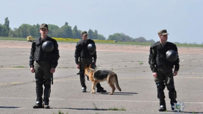 У черкаському аеропорту спільно тренувалися поліцейські, рятувальники, медики, кінологи