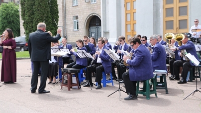 Півторагодинним концертом вшанував річницю Перемоги черкаський духовий оркестр