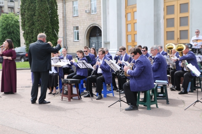 Півторагодинним концертом вшанував річницю Перемоги черкаський духовий оркестр