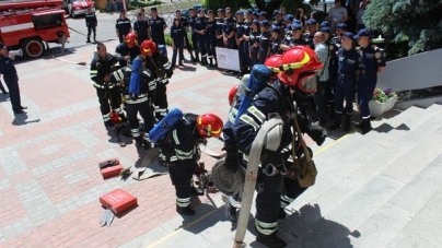 Гасити пожежі тренувалися рятувальники в ЧДТУ (Фото, Відео)
