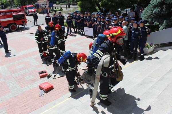 Гасити пожежі тренувалися рятувальники в ЧДТУ (Фото, Відео)
