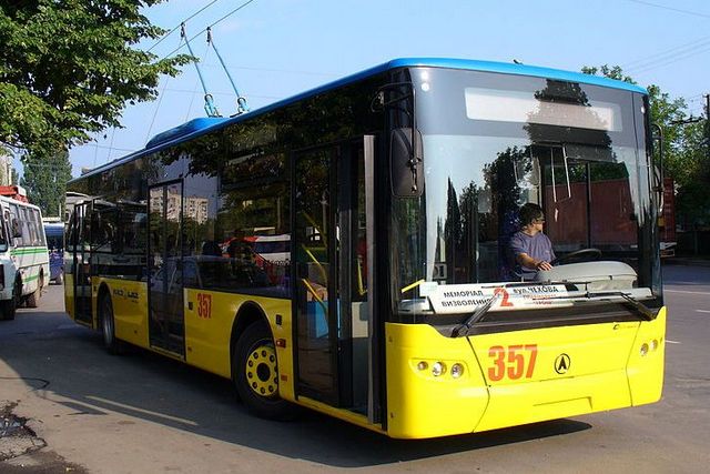 Замість безкоштовного проїзду в тролейбусах черкаським пільговикам пропонують 60 грн на місяць