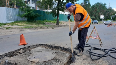 Водоканалівці Черкас встановлюють антивандальні люки