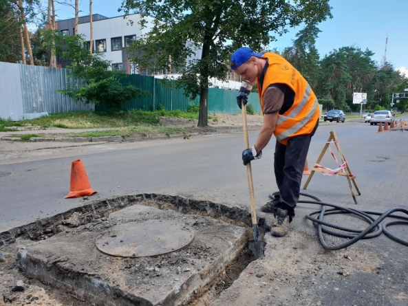 Водоканалівці Черкас встановлюють антивандальні люки