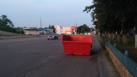 Жителі Золотоноші обурені сміттєвими контейнерами на дорогах міста