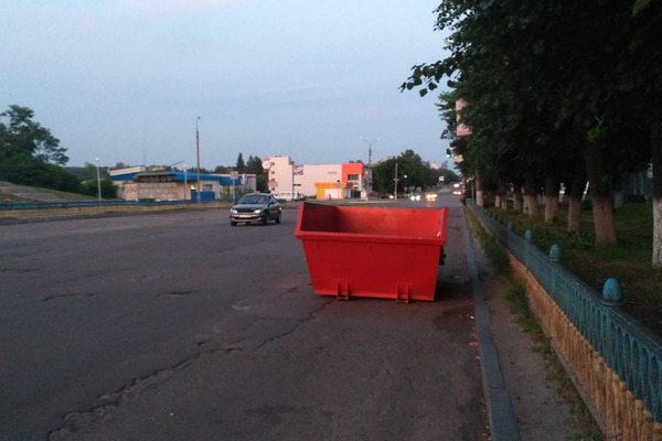 Жителі Золотоноші обурені сміттєвими контейнерами на дорогах міста