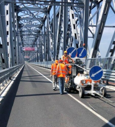 Дорожню розмітку закінчили наносити на мосту через Дніпро