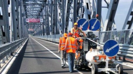 Дорожню розмітку закінчили наносити на мосту через Дніпро