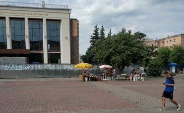 Торгувати квітами продовжують біля драмтеатру в Черкасах (Фото)