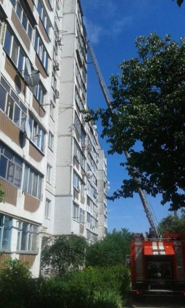 З палаючої квартири на десятому поверсі врятовано чоловіка