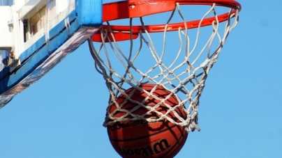 На підлітка в Черкасах впав баскетбольний щит: батьки просять допомоги