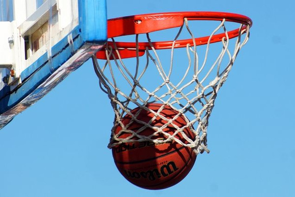 На підлітка в Черкасах впав баскетбольний щит: батьки просять допомоги