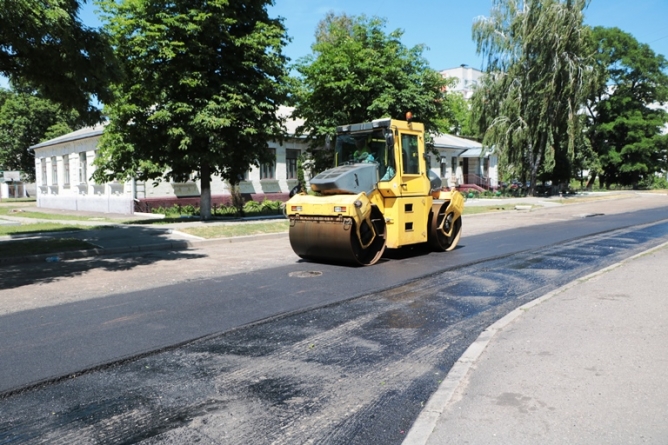 Новий асфальт стелять на вулиці Університетській (Фото)