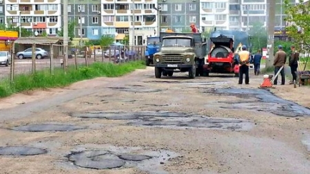 Дороги в Черкасах не ремонтують через відсутність асфальту