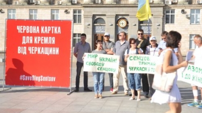“Червону картку” показали черкаські активісти Путіну