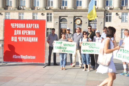 “Червону картку” показали черкаські активісти Путіну