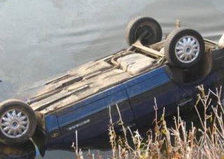 Поїхав на рибалку і втопив автомобіль: житель Тальнівщини залишив своє авто на скелі над Тікичем