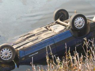 Поїхав на рибалку і втопив автомобіль: житель Тальнівщини залишив своє авто на скелі над Тікичем