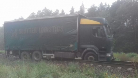 Вантажівку викинуло на залізничну колію на Черкащині (ФОТО)