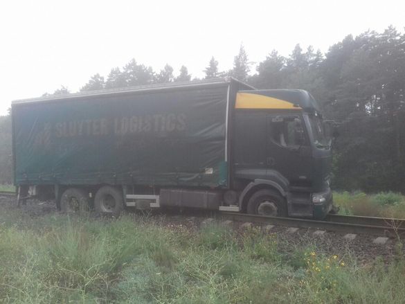 Вантажівку викинуло на залізничну колію на Черкащині (ФОТО)