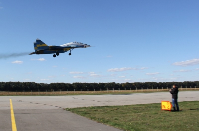 Українські льотчики вчаться літати в небі над Уманню