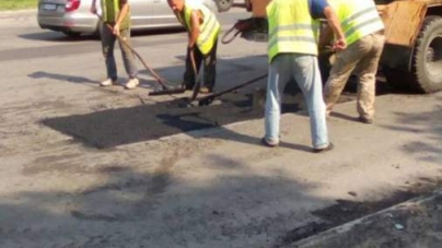 На Гагаріна продовжують латати ями на дорогах