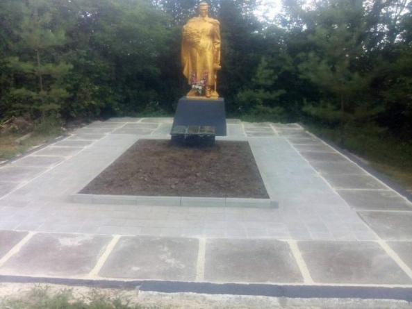 У Саморідні оновили пам’ятник загиблим у другій світовій війні