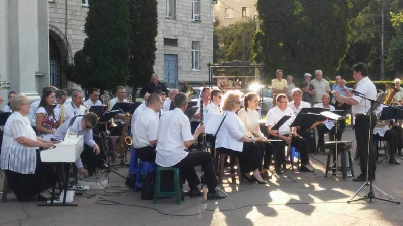 Щонеділі у сквері за ОДА в Черкасах грає духовий оркестр