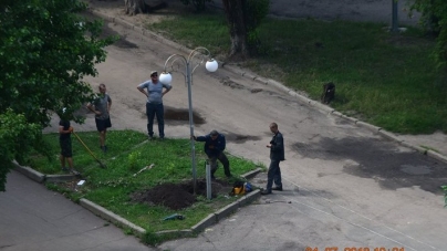 У Черкасах ремонтують освітлення на алеї Путейка (ФОТО)
