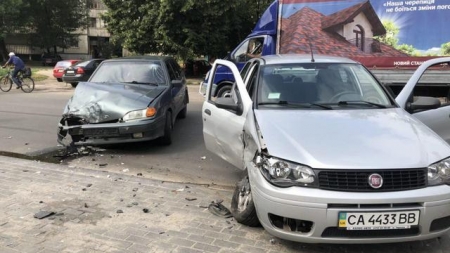 У Черкасах зіткнулися дві автівки: водійку ВАЗу госпіталізували