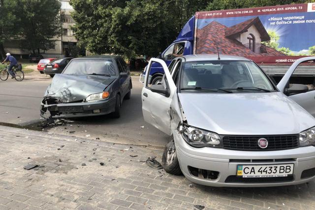 У Черкасах зіткнулися дві автівки: водійку ВАЗу госпіталізували