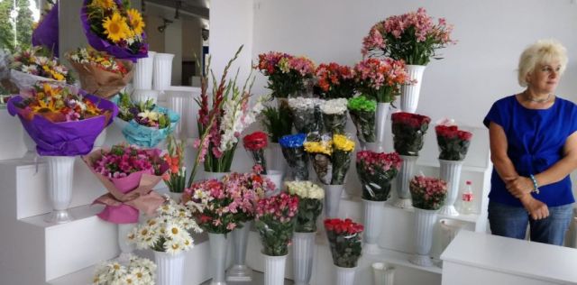 Черкаські квіткарі відтепер торгуватимуть у приміщенні біля скверу «Юність» (ВІДЕО)