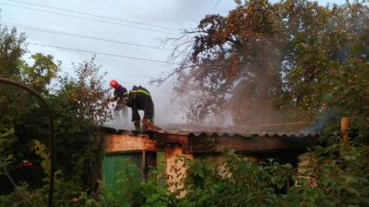 На Монастирищині згорів гараж, хату вдалося врятувати