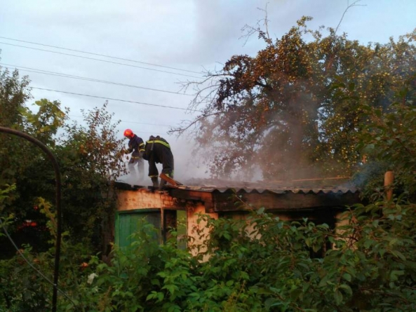 На Монастирищині згорів гараж, хату вдалося врятувати