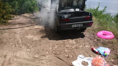 Пожежа на відпочинку: на лівому березі загорілося авто відпочивальників