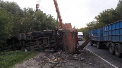 На уманській трасі перекинувся сміттєвоз: потерпілі в лікарні