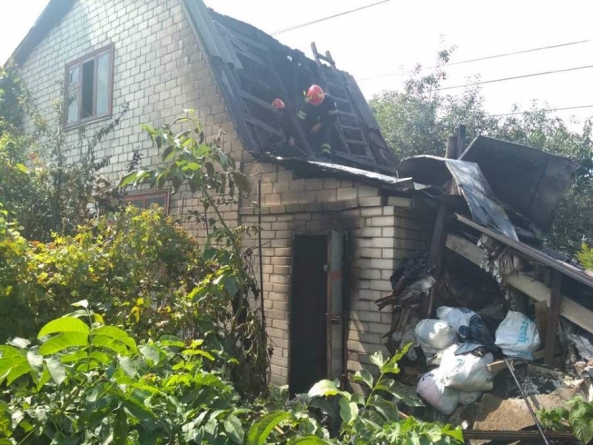 Несправна піч – причина пожежі серед літа: у Черкасах горів житловий будинок