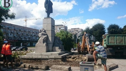 Біля драмтеатру реконструюють пам’ятник Шевченку