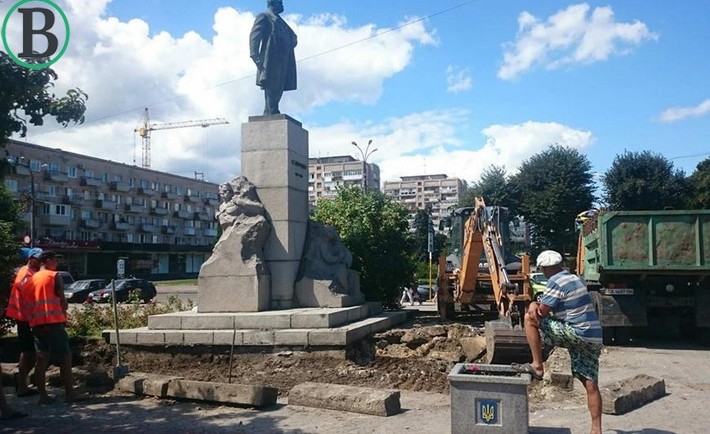 Біля драмтеатру реконструюють пам’ятник Шевченку
