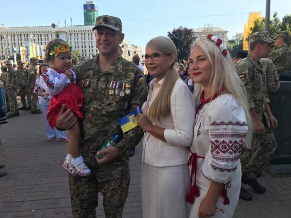 Юлія Тимошенко та депутати «Батьківщини» спостерігають за парадом до Дня Незалежності