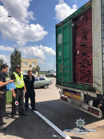 В Умані затримана вантажівка з деревиною, на яку водій не мав документів