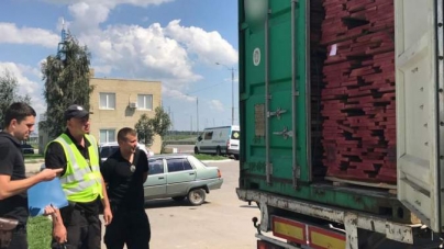 В Умані затримана вантажівка з деревиною, на яку водій не мав документів