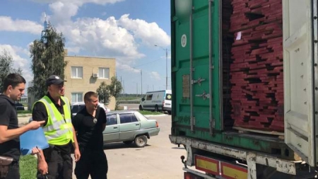 В Умані затримана вантажівка з деревиною, на яку водій не мав документів