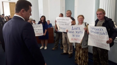 На сесію облради прийшли люди із плакатами